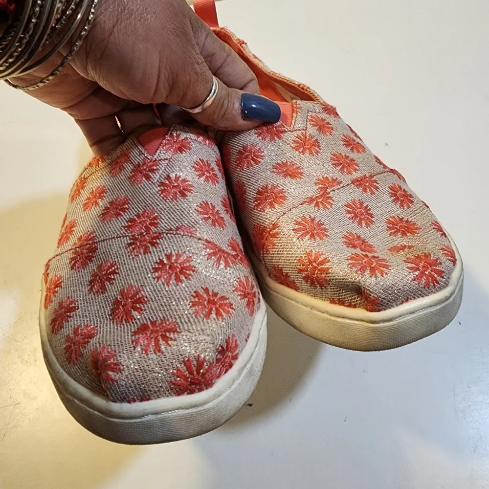 TOMS Floral Embroidered Slip-On Espadrilles Size Y6 Futs 8.5